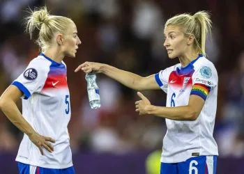 Alex Greenwood e Leah Williamson con l'Inghilterra donne (Foto ANSA)