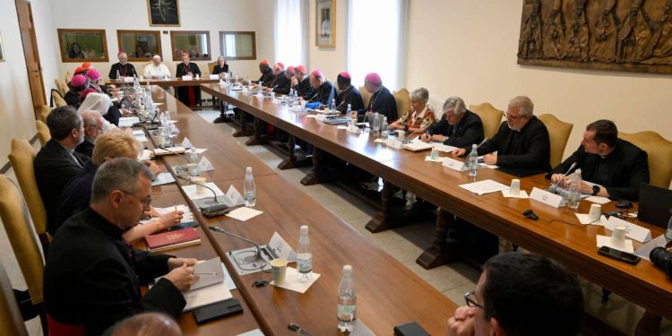 Papa Leone XIV coi membri del Sinodo