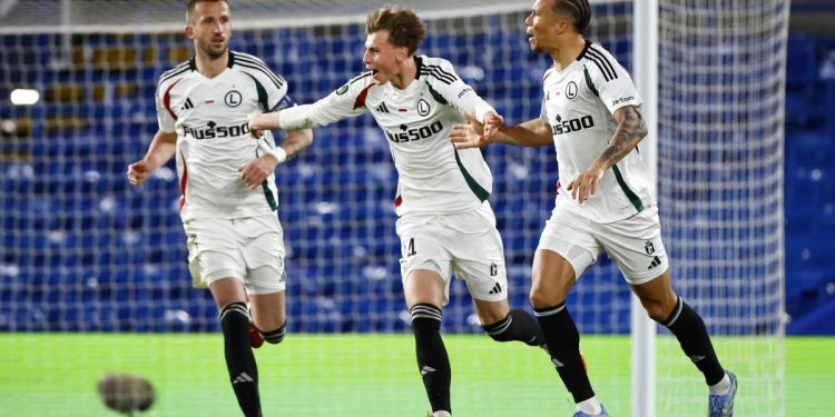 Il Legia Varsavia festeggia un gol (Foto ANSA)