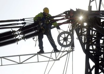 Lavori su un linea elettrica ad alta tensione (Ansa)