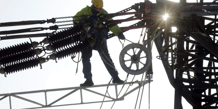 Lavori su un linea elettrica ad alta tensione (Ansa)