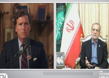 Tucker Carlson itervista Masoud Pezeshkian (Foto: Screenshot X @tuckercarlson)