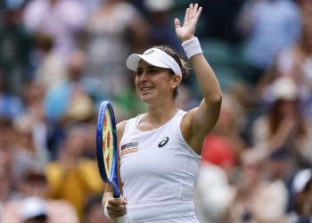 Belinda Bencic saluta il pubblico di Wimbledon (Foto ANSA)