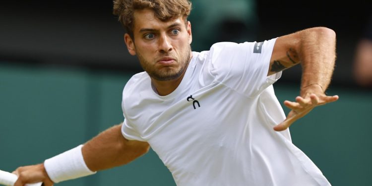 Flavio Cobolli in campo contro Novak Djokovic a Wimbledon (Foto ANSA)
