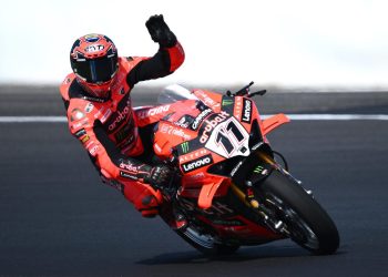 Nicolò Bulega esulta con la Ducati Sbk (Foto ANSA)