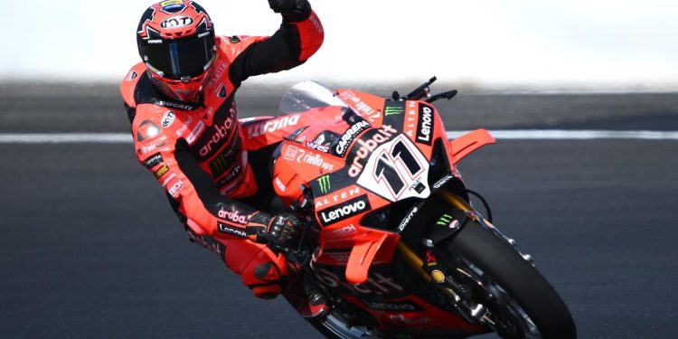 Nicolò Bulega esulta con la Ducati Sbk (Foto ANSA)