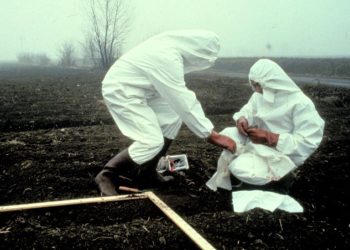 Due tecnici effettuano i prelievi di terreno per stabilire il grado di inquinamento dopo l'incidente all'Icmesa di Seveso (Ansa)