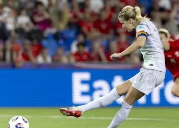 Ada Hegerberg calcia un rigore con la Norvegia donne (Foto ANSA)