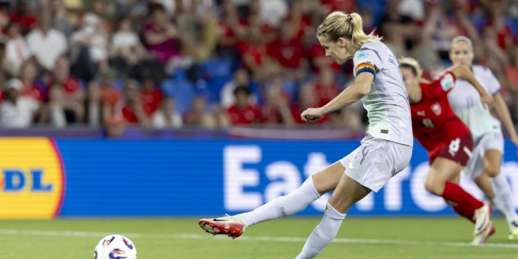 Ada Hegerberg calcia un rigore con la Norvegia donne (Foto ANSA)