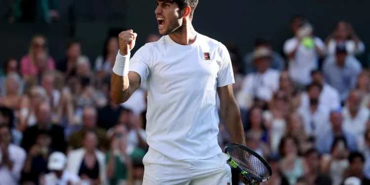 Carlos Alcaraz esulta a Wimbledon (Foto ANSA)