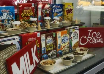 La vetrina del Kellogg's NYC cafe a Times Square (Ansa)