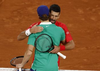 Jannik Sinner e Novak Djokovic nel loro ultimo incrocio al Roland Garros (Foto ANSA)
