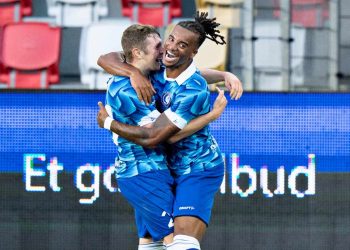 Archie Brown, a destra, esulta con Dean dopo un gol del Gent (Foto Ansa)
