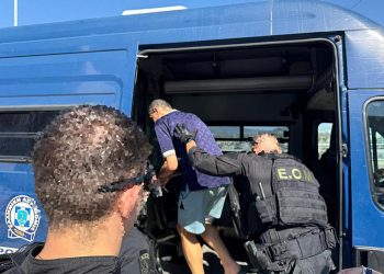 Francis Kaufmann durante l'estradizione dalla Grecia (Foto: ANSA-UFFICIO STAMPA POLIZIA)