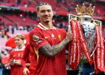 Darwin Nunez del Liverpool col trofeo della Premier League (Foto Ansa)