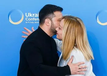 Il presidente ucraino Volodymyr Zelensky con la presidente del Consiglio Giorgia Meloni (Ansa)