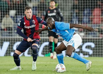 Beukema lotta con Lukaku in Bologna-Napoli (Foto Ansa)