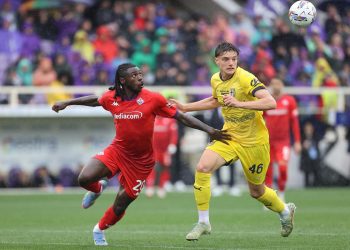 Kean della Fiorentina lotta con Giovanni Leoni del Parma (Foto Ansa)