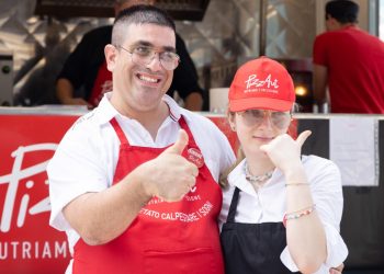 Alcuni giovani assunti da Pizzaut (Ansa)