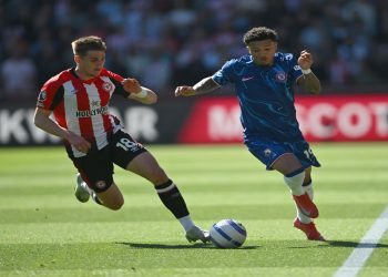 Sancho del Chelsea inseguito da Yarmolyuk del Brentford (Foto Ansa)