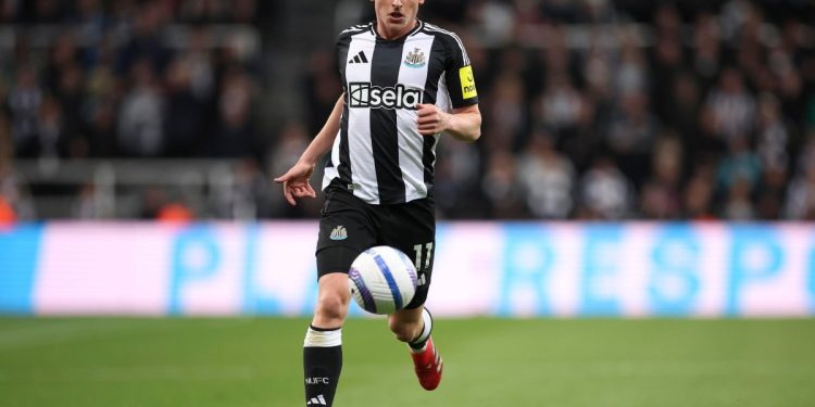 Harvey Barnes in azione con il Newcastle (Foto ANSA)