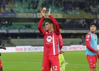 Matteo Pessina del Monza saluta i suoi tifosi (Foto Ansa)