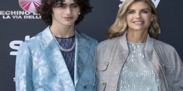 Achille Costacurta e la mamma Martina Colombari. (Foto: Web)