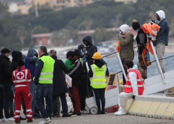 Uno sbarco da nave Diciotti a Reggio Calabria (Ansa)