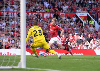 Rasmus Hojlund al tiro in Manchester United West Ham (Foto ANSA)