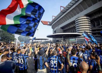 Alcuni tifosi dell'Inter fuori da San Siro (Foto ANSA)