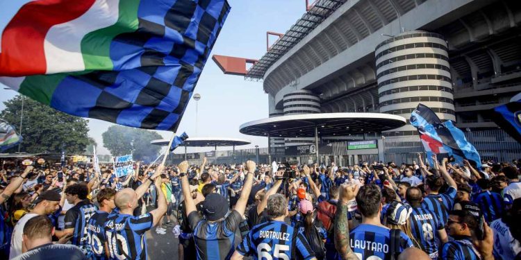 Alcuni tifosi dell'Inter fuori da San Siro (Foto ANSA)
