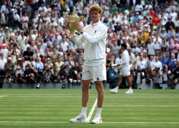 Jannik Sinner con il trofeo di Wimbledon 2025 (Foto ANSA)