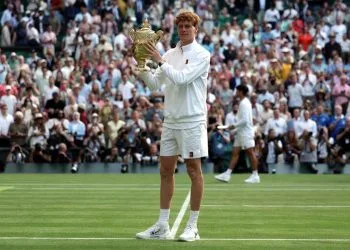 Jannik Sinner con il trofeo di Wimbledon 2025 (Foto ANSA)