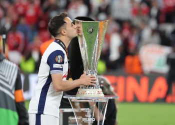 Sergio Reguilon festeggia l'Europa League vinta con il Tottenham (Foto ANSA)