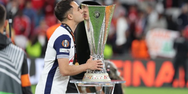 Sergio Reguilon festeggia l'Europa League vinta con il Tottenham (Foto ANSA)
