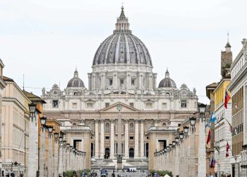 La Basilica di San Pietro vista da via della Conciliazione (Ansa)