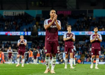 Youri Tielemans applaude i tifosi dell'Aston Villa (Foto ANSA)