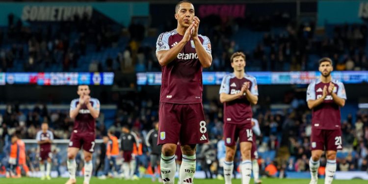 Youri Tielemans applaude i tifosi dell'Aston Villa (Foto ANSA)