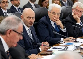 Sergio Mattarella, presidente della Repubblica, mentre presiede il Csm. alla sua destra, il vicepresidente Fabio Pinelli (Ansa)