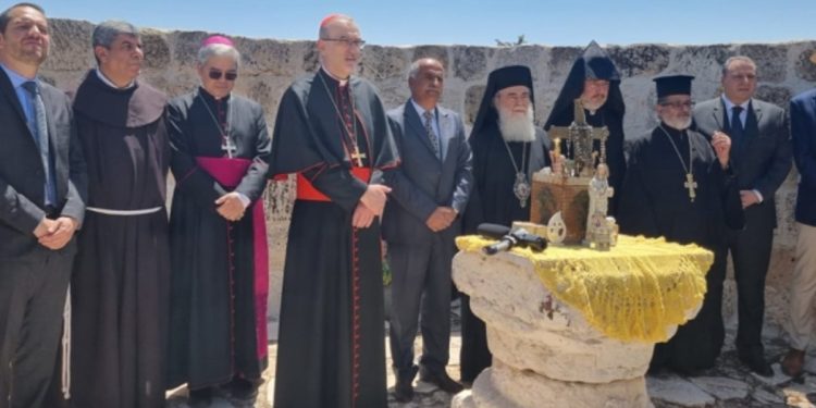 Pizzaballa nel villaggio cristiano in Cisgiordania