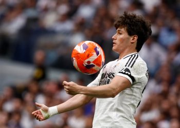 Fran Garcia del Real Madrid alle prese con uno stop di petto (Foto Ansa)