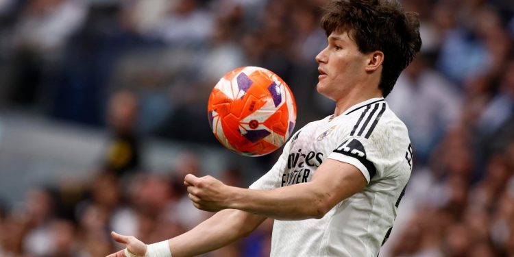 Fran Garcia del Real Madrid alle prese con uno stop di petto (Foto Ansa)