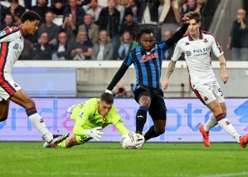 Gollini prova a fermare Lookman in Atalanta-Genoa (Foto Ansa)