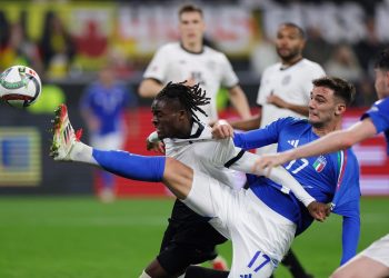 Lorenzo Lucca lotta con Bisseck in Italia-Germania di Nations League (Foto Ansa)