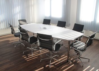 Scrivanie con sedie in ufficio