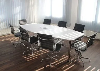 Scrivanie con sedie in ufficio