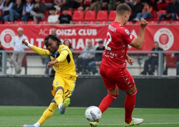 Ademola Lookman al tiro in Monza Atalanta (Foto ANSA)