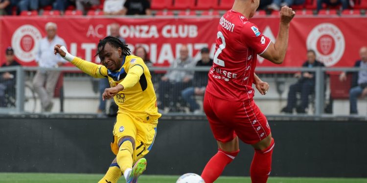 Ademola Lookman al tiro in Monza Atalanta (Foto ANSA)