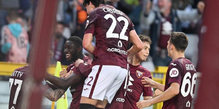 L'esultanza dei calciatori del Torino (Foto ANSA)