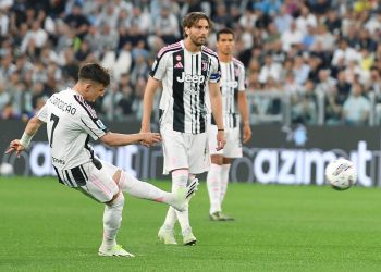 Francisco Conceiçao calcia una punizione con la Juventus (Foto ANSA)